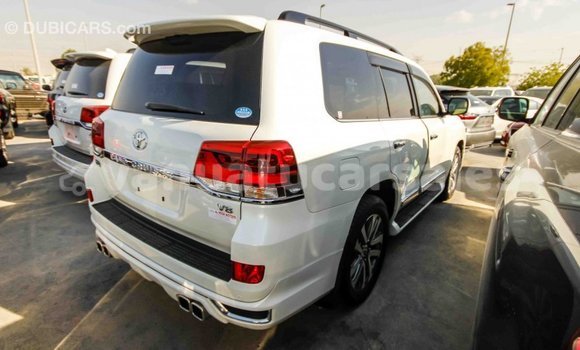 Acheter Import Voiture Toyota Land Cruiser Blanc à Import - Dubai, Malampa Acheter Import Voiture Toyota Land Cruiser Blanc à Import - Dubai, Malampa