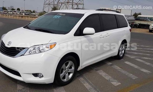 Acheter Import Voiture Toyota Sienna Blanc à Import - Dubai, Malampa Acheter Import Voiture Toyota Sienna Blanc à Import - Dubai, Malampa