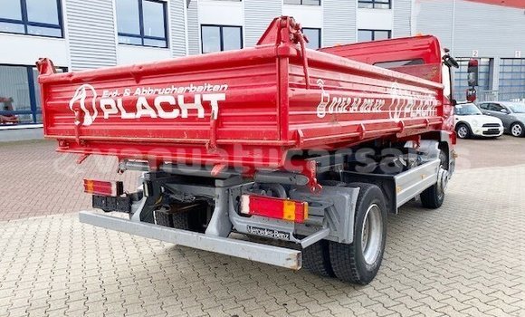 Buy New Mercedes-Benz 190 Red Car in Port Vila in Shefa Buy New Mercedes-Benz 190 Red Car in Port Vila in Shefa