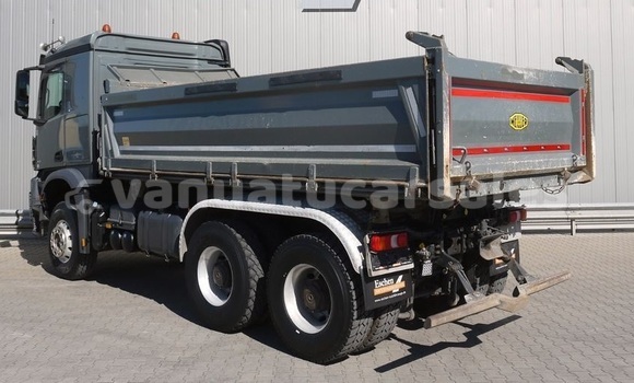 Buy Used Mercedes‒Benz Tipper Green Truck in Port Vila in Shefa Buy Used Mercedes‒Benz Tipper Green Truck in Port Vila in Shefa