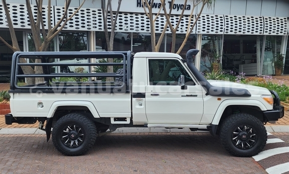 Buy Used Toyota Land Cruiser Beige Car in Luganville in Sanma Buy Used Toyota Land Cruiser Beige Car in Luganville in Sanma