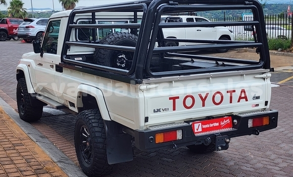 Buy Used Toyota Land Cruiser Beige Car in Luganville in Sanma Buy Used Toyota Land Cruiser Beige Car in Luganville in Sanma