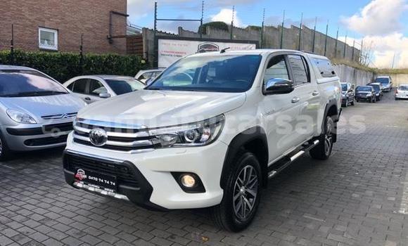 Acheter Occasion Voiture Toyota Hilux Surf Blanc à Port Vila, Shefa