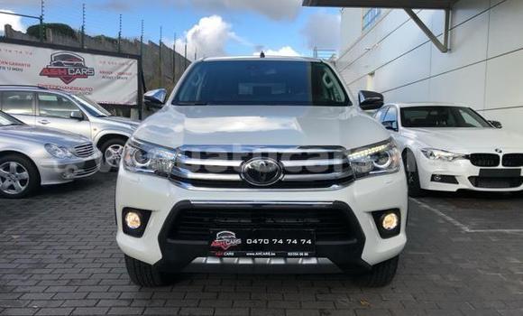 Buy Used Toyota Hilux Surf White Car in Port Vila in Shefa Buy Used Toyota Hilux Surf White Car in Port Vila in Shefa
