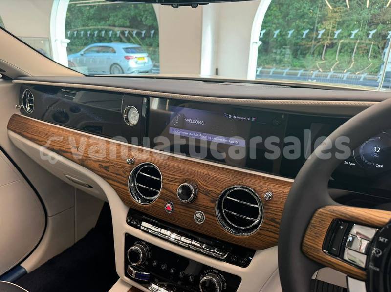 Big with watermark rolls royce camargue shefa port vila 861