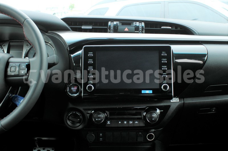 Big with watermark toyota hilux sanma port olry 869