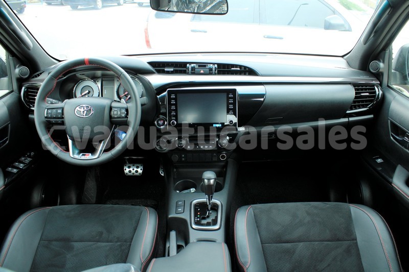 Big with watermark toyota hilux sanma port olry 869