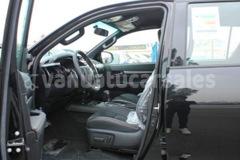 Big with watermark toyota hilux sanma port olry 869