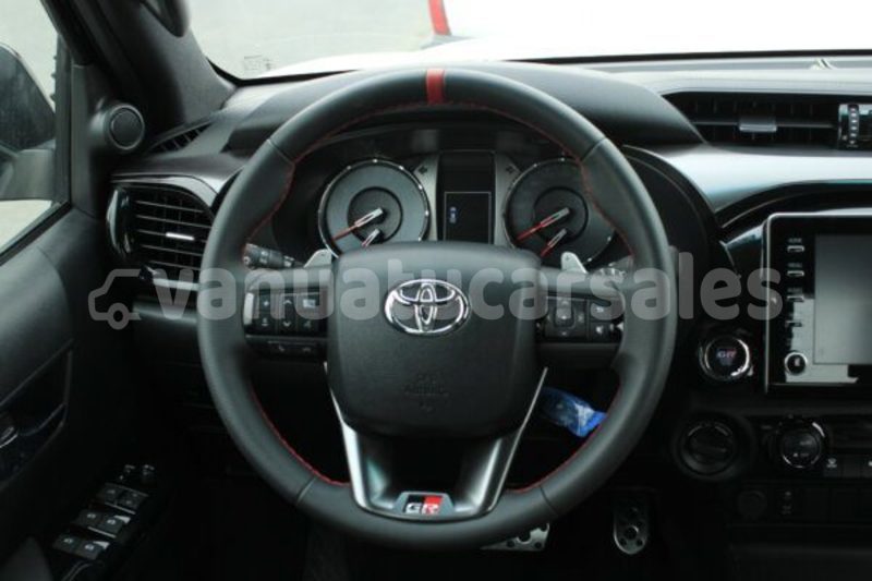 Big with watermark toyota hilux sanma port olry 869