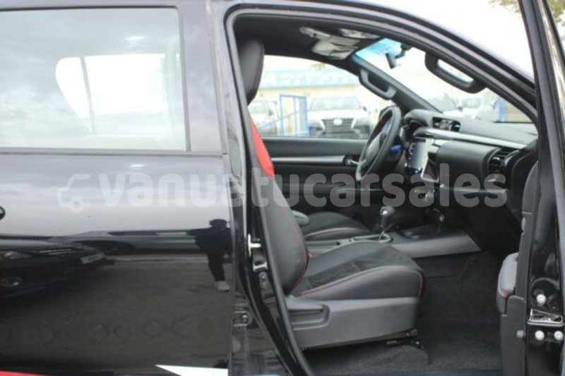 Big with watermark toyota hilux sanma port olry 869