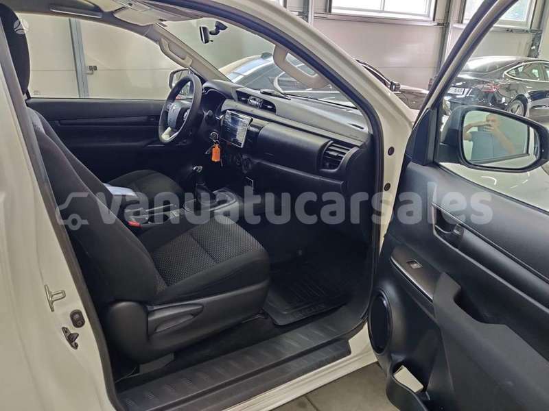 Big with watermark toyota hilux shefa port vila 870