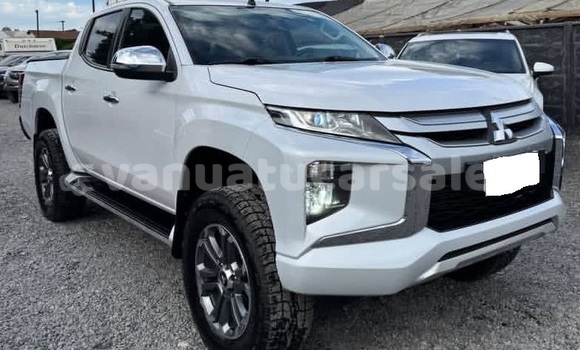 Buy Used Mitsubishi L200 White Car in Port Vila in Shefa