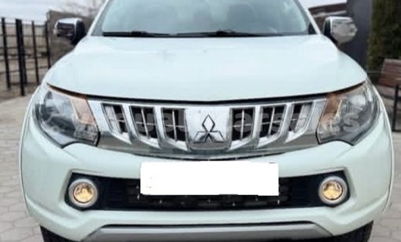 Buy Used Mitsubishi L200 White Car in Port Vila in Shefa