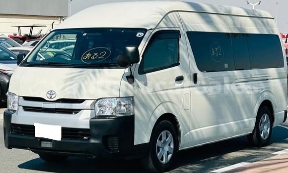 Buy Used Toyota Hiace White Car in Port Vila in Shefa