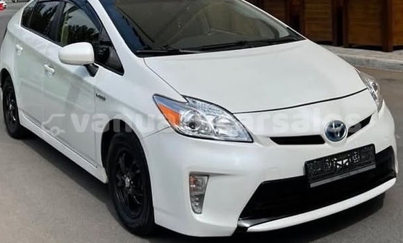 Buy Used Toyota Prius White Car in Port Vila in Shefa